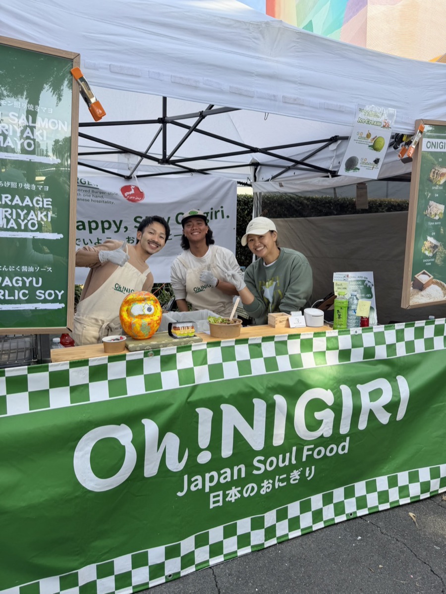 OH!NIGIRI staff smiling at the stall